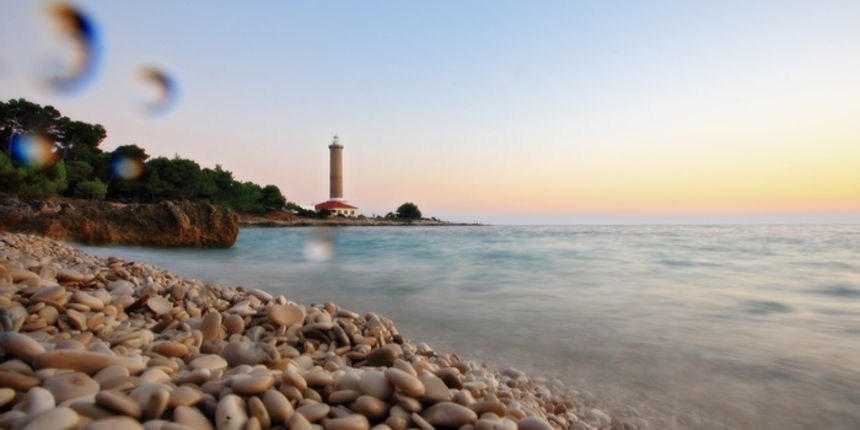Dugi otok, 260609.
Dugi otok je jedva 1,5 sat udaljen od Zadra, jedan je od skrivenih Jadransih bisera. Sa raznolikom prirodom i plazama, cistim morem, on je namjenjen gostima koji vise cijene prirodu od zabave.
Na slici: sjeverozapadni dio otoka, lantern Dugi otok, 260609.
Dugi otok je jedva 1,5 sat udaljen od Zadra, jedan je od skrivenih Jadransih bisera. Sa raznolikom prirodom i plazama, cistim morem, on je namjenjen gostima koji vise cijene prirodu od zabave.
Na slici: sjeverozapadni dio otoka, lantern