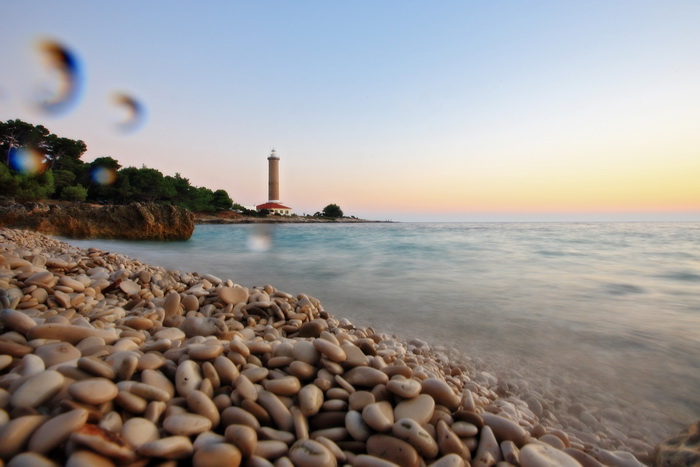 Dugi otok, 260609.
Dugi otok je jedva 1,5 sat udaljen od Zadra, jedan je od skrivenih Jadransih bisera. Sa raznolikom prirodom i plazama, cistim morem, on je namjenjen gostima koji vise cijene prirodu od zabave.
Na slici: sjeverozapadni dio otoka, lantern