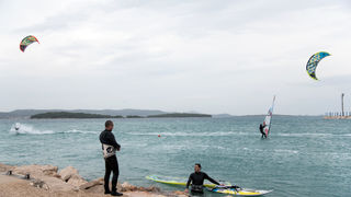 Južina nekima donosi glavobolju, surferima i kajterima je prava radost. Tako je bilo i jučer. Na biogradskoj plaži Dražica okupilo se dvadesetak ljubitelja vjetra, većina iz kiteboarding kluba Badevana-surf iz Zagreba. Iako su po meteorološkoj prognozi oč