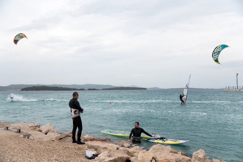 Južina nekima donosi glavobolju, surferima i kajterima je prava radost. Tako je bilo i jučer. Na biogradskoj plaži Dražica okupilo se dvadesetak ljubitelja vjetra, većina iz kiteboarding kluba Badevana-surf iz Zagreba. Iako su po meteorološkoj prognozi oč