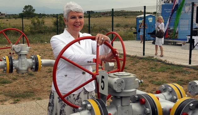 Zadar, 180711.
Danas je Zadar i Zadarsku zupaniju posjetila predsjednica Vlade Jadranka Kosor sa suradnicima. U mjerno redukcijskoj stanici u mjestu Babin dub svecano je pustila u rad 3.dio plinovodnog sustava Like i Dalmacije. Nakon toga je u Crpnij stan