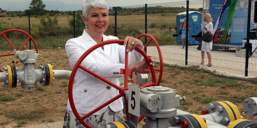 Zadar, 180711.
Danas je Zadar i Zadarsku zupaniju posjetila predsjednica Vlade Jadranka Kosor sa suradnicima. U mjerno redukcijskoj stanici u mjestu Babin dub svecano je pustila u rad 3.dio plinovodnog sustava Like i Dalmacije. Nakon toga je u Crpnij stan Zadar, 180711.
Danas je Zadar i Zadarsku zupaniju posjetila predsjednica Vlade Jadranka Kosor sa suradnicima. U mjerno redukcijskoj stanici u mjestu Babin dub svecano je pustila u rad 3.dio plinovodnog sustava Like i Dalmacije. Nakon toga je u Crpnij stan