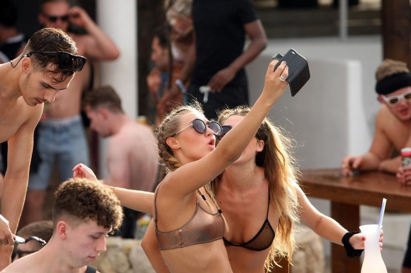 Zrće: Drugi dan Hideout festivala privukao je mnogobrojnu publiku na after beach party, Photo: Luka Stanzl/PIXSELL Zrće: Drugi dan Hideout festivala privukao je mnogobrojnu publiku na after beach party, Photo: Luka Stanzl/PIXSELL