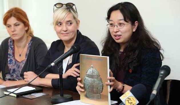 Zagreb, Klovicevi Dvori – Predstavljanje galerijskog programa za novu sezonu 2014/15. Program su predstavili kustosica Marina Viculin, te prva tajnica Kineskog veleposlanstva Qu Huibin. Najavu izlozbe Volim matematiku koja se postavlja uz sponzorstvo Vece