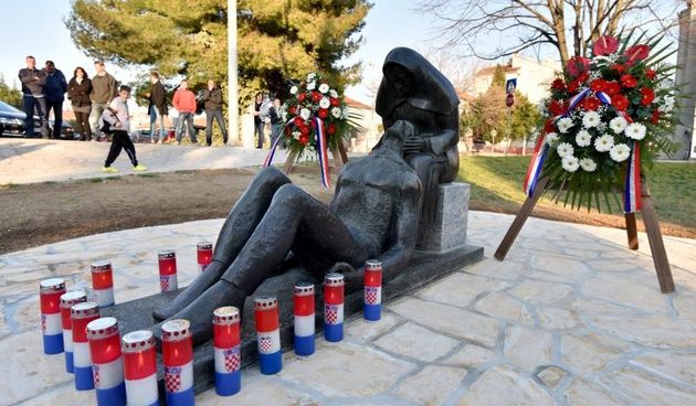 U Benkovcu je obiljezena 25. godisnjica osnutka HDZ-a i atentata na prvog predsjednika Franju Tudjmana ispred nekadasnjeg hotela Asseria. Govorili su Drago Krpina, Branko Kutija, Svemir Vrsaljko. Gostovao je i Miroslav Tuđman. Photo: Dino Stanin/PIXSELL