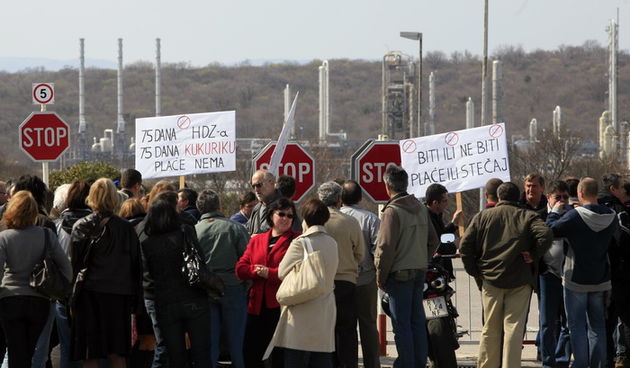 Omisalj, 200312.
Radnici DINA-e Omisalj u 10:30 su odrzali prosvijed ispred pogona u Omislju u znak podrske kolegama u Zagrebu. Ustraju u najmeri napustanja radnih mjesta ukoliko se ne udovolji njihovim zahtjevima.
Foto: Tea Cimas / Cropix