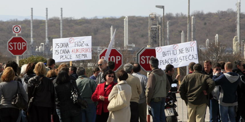 Omisalj, 200312.
Radnici DINA-e Omisalj u 10:30 su odrzali prosvijed ispred pogona u Omislju u znak podrske kolegama u Zagrebu. Ustraju u najmeri napustanja radnih mjesta ukoliko se ne udovolji njihovim zahtjevima.
Foto: Tea Cimas / Cropix Omisalj, 200312.
Radnici DINA-e Omisalj u 10:30 su odrzali prosvijed ispred pogona u Omislju u znak podrske kolegama u Zagrebu. Ustraju u najmeri napustanja radnih mjesta ukoliko se ne udovolji njihovim zahtjevima.
Foto: Tea Cimas / Cropix