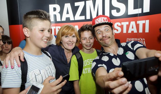 U Osnovnoj školi Zadarski otoci u Zadru učenicima sedmih i osmih razreda prikazan edukativni film Roberta Knjaza Razmisli – treba znati – Zagrebačka pivovara, Mario Petreković, dr. Slobodanka Keleuva i Ana Stunić upozorili na opasnosti konzumacije alkohol