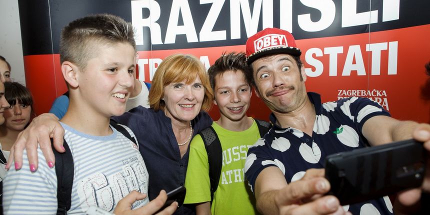 U Osnovnoj školi Zadarski otoci u Zadru učenicima sedmih i osmih razreda prikazan edukativni film Roberta Knjaza Razmisli – treba znati – Zagrebačka pivovara, Mario Petreković, dr. Slobodanka Keleuva i Ana Stunić upozorili na opasnosti konzumacije alkohol