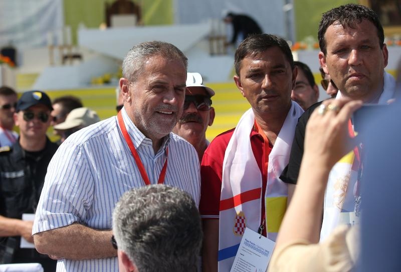 Sarajevo, Bosna i Hercegovina – Sluzbeni posjet pape Franje Sarajevu. Ovo je treci papinski posjet Bosni i Hercegovini. Prethodni posjeti pape Ivana Pavla II bili su pastoralni dok je posjet pape Franje primarno drzavnicki. Nakon susreta s drzavnim duznos Sarajevo, Bosna i Hercegovina – Sluzbeni posjet pape Franje Sarajevu. Ovo je treci papinski posjet Bosni i Hercegovini. Prethodni posjeti pape Ivana Pavla II bili su pastoralni dok je posjet pape Franje primarno drzavnicki. Nakon susreta s drzavnim duznos