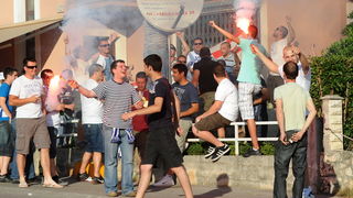 Zadar, 080610.
Dvorana Kresimir Cosic.
Cetvrta finalna kosarkaska utkmica izmedju Zadra i Cibone.
Na fotografiji: navijaci Zadra se zagrijavaju za utakmicu.
Foto: Andrija Lucic / CROPIX Zadar, 080610.
Dvorana Kresimir Cosic.
Cetvrta finalna kosarkaska utkmica izmedju Zadra i Cibone.
Na fotografiji: navijaci Zadra se zagrijavaju za utakmicu.
Foto: Andrija Lucic / CROPIX