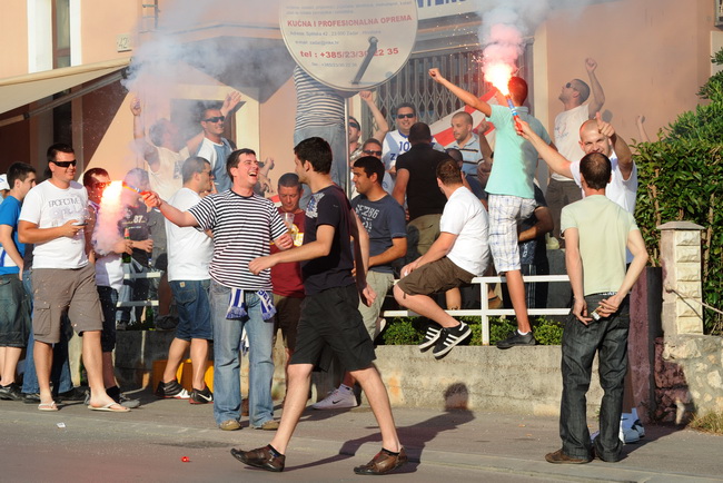 Zadar, 080610.
Dvorana Kresimir Cosic.
Cetvrta finalna kosarkaska utkmica izmedju Zadra i Cibone.
Na fotografiji: navijaci Zadra se zagrijavaju za utakmicu.
Foto: Andrija Lucic / CROPIX Zadar, 080610.
Dvorana Kresimir Cosic.
Cetvrta finalna kosarkaska utkmica izmedju Zadra i Cibone.
Na fotografiji: navijaci Zadra se zagrijavaju za utakmicu.
Foto: Andrija Lucic / CROPIX