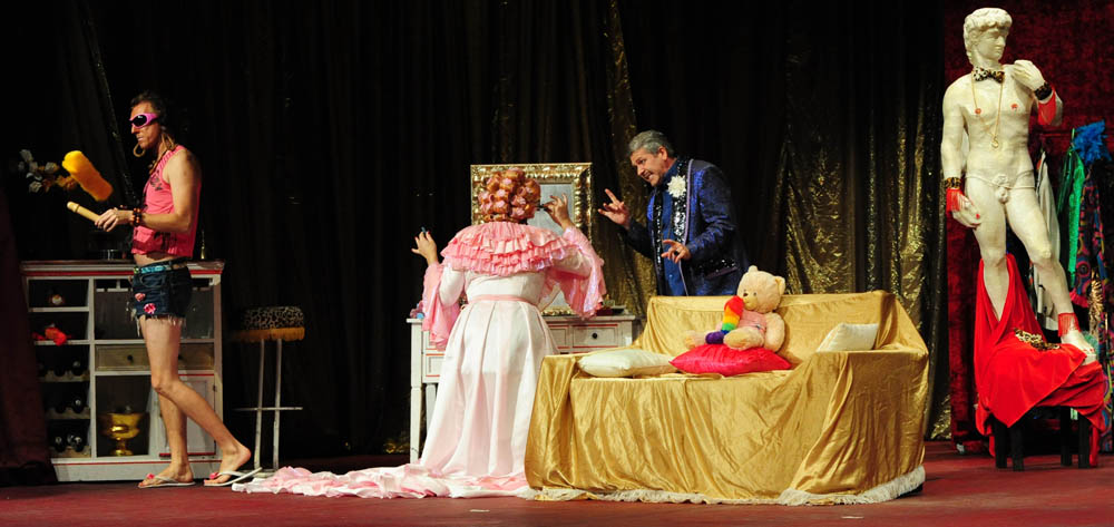 Zadar, 12.11.2012. snimio: Nenad Marčev
SATIRIČKO KAZALIŠTE KEREMPUH
Jean Poiret:
Krletka, komedija
redatelj: Krešimir Dolenčić
igraju: Ž. Königsknecht, H. Kečkeš, M. Mirković,
I. Đuričić, L. Petrušić, B. Perić, V. Čokljat,
M. Posavec Zadar, 12.11.2012. snimio: Nenad Marčev
SATIRIČKO KAZALIŠTE KEREMPUH
Jean Poiret:
Krletka, komedija
redatelj: Krešimir Dolenčić
igraju: Ž. Königsknecht, H. Kečkeš, M. Mirković,
I. Đuričić, L. Petrušić, B. Perić, V. Čokljat,
M. Posavec