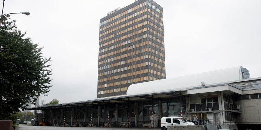 Zagreb, 251012.
Tiskara Vjesnik.
Nakon strajka upozorenja radnici Tiskare Vjesnik d.d. stupili su u strajk do ispunjenja svojih zahtjeva. Traze od Vlade Republike Hrvatske pronalazak trajnjog rijesenja za buducnost tiskare, sredjivanje isplata pleca i do Zagreb, 251012.
Tiskara Vjesnik.
Nakon strajka upozorenja radnici Tiskare Vjesnik d.d. stupili su u strajk do ispunjenja svojih zahtjeva. Traze od Vlade Republike Hrvatske pronalazak trajnjog rijesenja za buducnost tiskare, sredjivanje isplata pleca i do