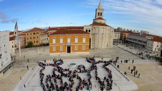 24.11.2013., Zadar – Fotograf Sime Strikoman napravio je milenijsku fotografiju okupljenih za podrzavanje inicijative U ime obitelji. Photo: Filip Brala/PIXSELL 24.11.2013., Zadar – Fotograf Sime Strikoman napravio je milenijsku fotografiju okupljenih za podrzavanje inicijative U ime obitelji. Photo: Filip Brala/PIXSELL