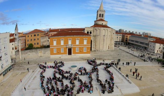 24.11.2013., Zadar – Fotograf Sime Strikoman napravio je milenijsku fotografiju okupljenih za podrzavanje inicijative U ime obitelji. Photo: Filip Brala/PIXSELL
