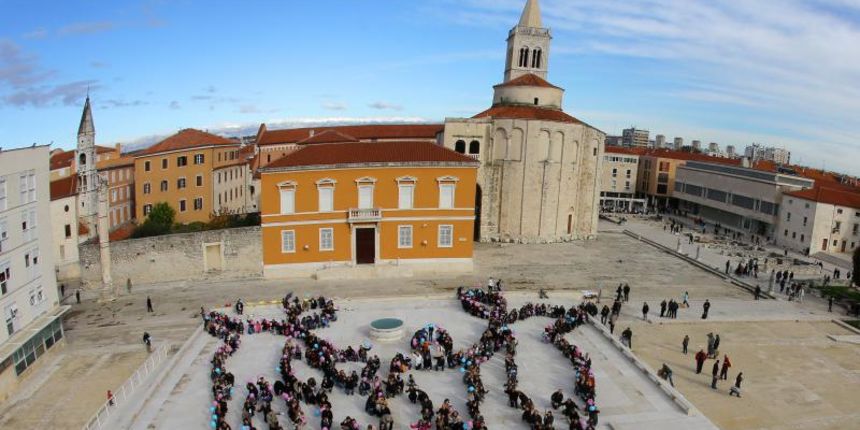 24.11.2013., Zadar – Fotograf Sime Strikoman napravio je milenijsku fotografiju okupljenih za podrzavanje inicijative U ime obitelji. Photo: Filip Brala/PIXSELL 24.11.2013., Zadar – Fotograf Sime Strikoman napravio je milenijsku fotografiju okupljenih za podrzavanje inicijative U ime obitelji. Photo: Filip Brala/PIXSELL
