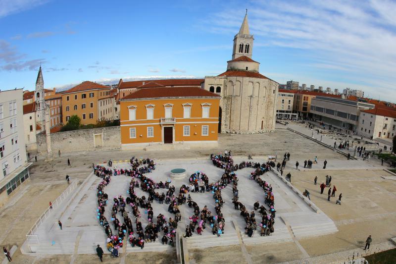 24.11.2013., Zadar – Fotograf Sime Strikoman napravio je milenijsku fotografiju okupljenih za podrzavanje inicijative U ime obitelji. Photo: Filip Brala/PIXSELL 24.11.2013., Zadar – Fotograf Sime Strikoman napravio je milenijsku fotografiju okupljenih za podrzavanje inicijative U ime obitelji. Photo: Filip Brala/PIXSELL