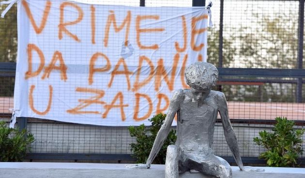 Tansparent Funcuta “Vrime je da padnu u Zadru” je postavljen i kod spomenika Drazenu Petroviću. Photo: Hrvoje Jelavić/PIXSELL