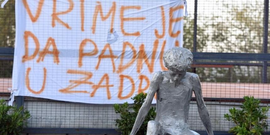 Tansparent Funcuta “Vrime je da padnu u Zadru” je postavljen i kod spomenika Drazenu Petroviću. Photo: Hrvoje Jelavić/PIXSELL Tansparent Funcuta “Vrime je da padnu u Zadru” je postavljen i kod spomenika Drazenu Petroviću. Photo: Hrvoje Jelavić/PIXSELL
