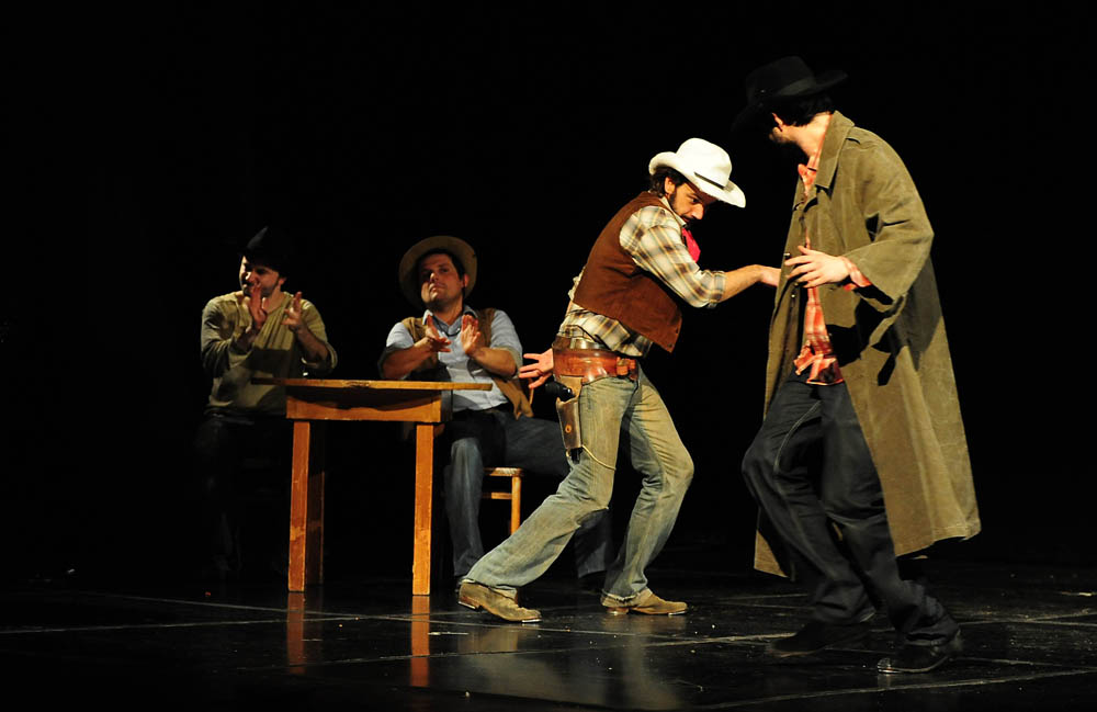 Zadar, 21.01.2013. snimio: Nenad Marčev
TEATAR EXIT, Zagreb
Saša Anočić
KAUBOJI
redatelj: Saša Anočić
igraju: Živko Anočić, Matija Antolić,
Hrvoje Barišić, Krunoslav Klabučar,
Rakan Rushaidat, Radovan Ruždjak i Ivana Rushaidat
izvan pre Zadar, 21.01.2013. snimio: Nenad Marčev
TEATAR EXIT, Zagreb
Saša Anočić
KAUBOJI
redatelj: Saša Anočić
igraju: Živko Anočić, Matija Antolić,
Hrvoje Barišić, Krunoslav Klabučar,
Rakan Rushaidat, Radovan Ruždjak i Ivana Rushaidat
izvan pre