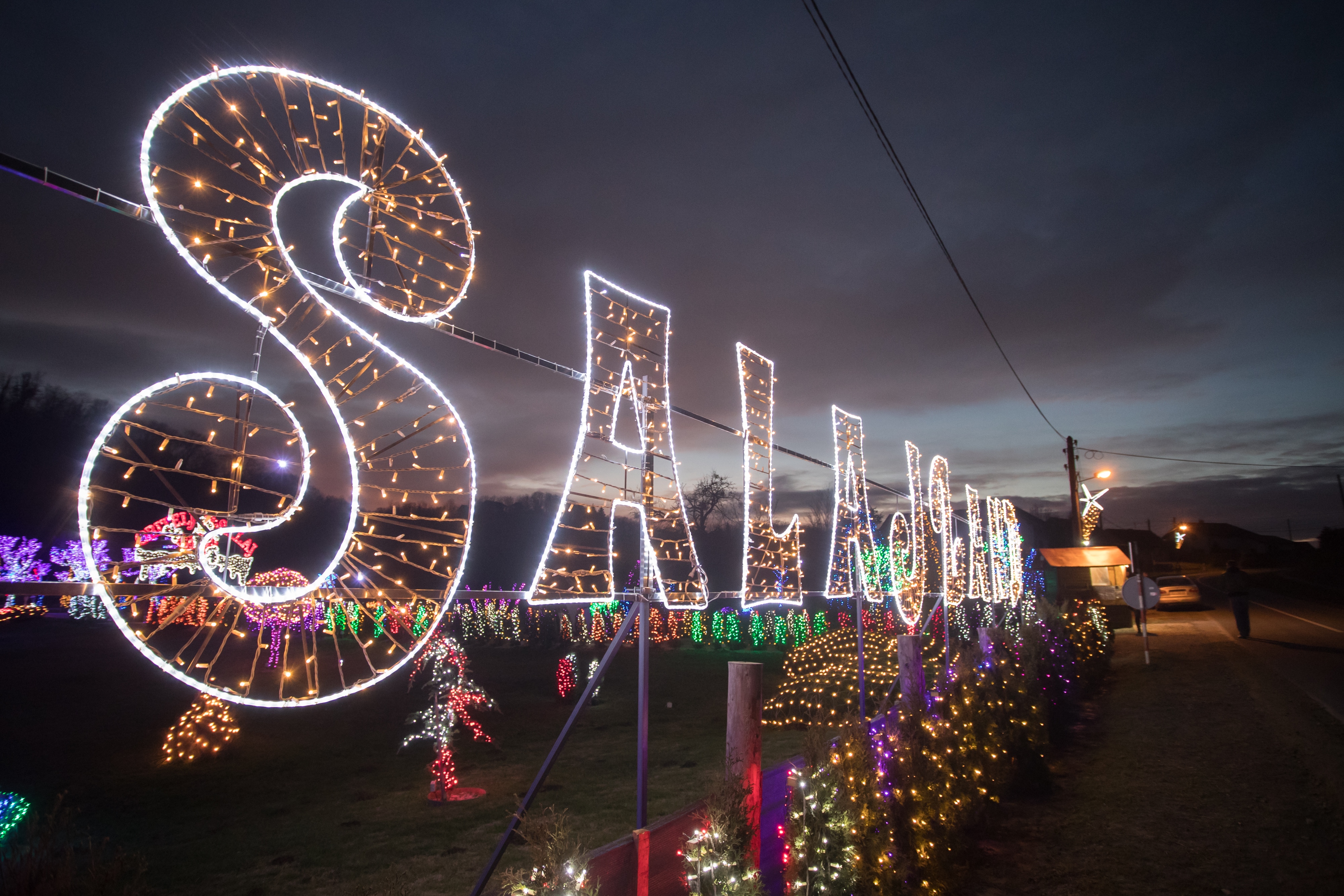 Još raskošnije izdanje: pogledajte kako izgleda Božićna priča obitelji Salaj gdje je ove godine zasjalo rekordnih 2.5 milijuna lampica