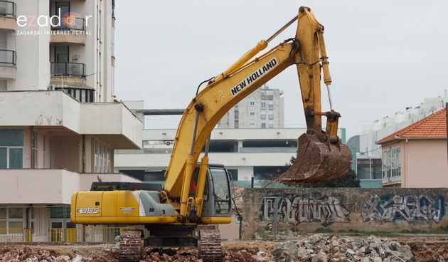 Đir po gradu, srijeda 31. siječnja 2018. bager, građevinski radovi, rušenje zida