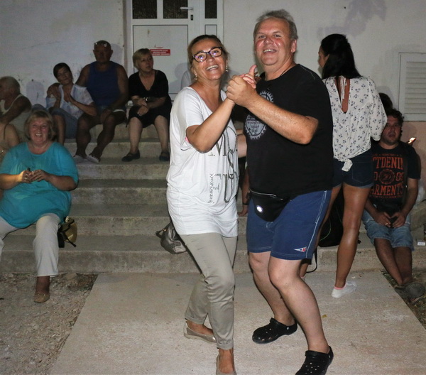 Virsko ljeto 2016: Tomislav Bralić i klapa Intrade oduševili 12 tisuća obožavatelja na virskoj rivi Virsko ljeto 2016: Tomislav Bralić i klapa Intrade oduševili 12 tisuća obožavatelja na virskoj rivi