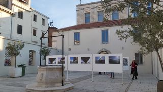 Izložba fotografija posvećenih zadarskom mostu u atriju palače Cedulin