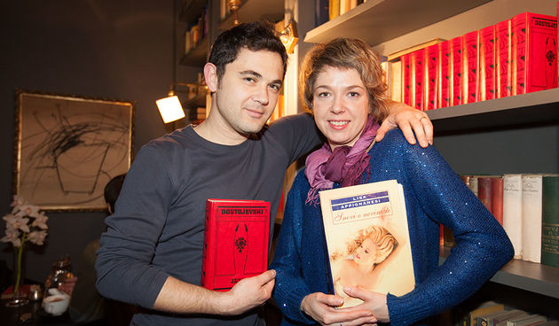 2013.03.13., Zagreb, Velvet Cafe
Knjizevna vecer sa Srdanom Sandicem – Roman i Ivana Simic-Bodrozic
Nakon Ivane Sajko, Irene Matijašević i Dubravke Crnojević Carić u goste nam dolazi jedan uspješan spisateljski par. Ivana Simić Bodrožić i Roman Si