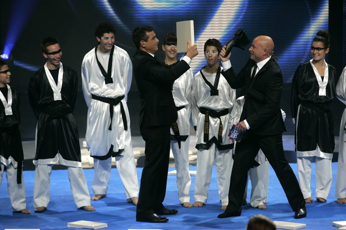 Zagreb, 051110.
Studio 2 Jadran filma, Oporovecka 12. 
Supertalent show Nove TV.
Na slici: natjecatelji sa voditeljima Igorom Mesinom i Reneom Bitorajcem.
Foto: Ranko Suvar / CROPIX