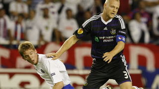 Split, 300910.
Stadion Poljud.
Nogometna utakmica drugog kola Europske lige,
Hajduk – Anderlecht.
Na fotografiji: Marin Tomasov i Olivier Deschacht.
Foto: Ante Cizmic / CROPIX Split, 300910.
Stadion Poljud.
Nogometna utakmica drugog kola Europske lige,
Hajduk – Anderlecht.
Na fotografiji: Marin Tomasov i Olivier Deschacht.
Foto: Ante Cizmic / CROPIX