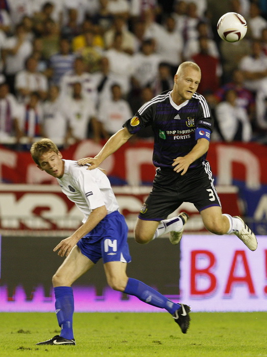 Split, 300910.
Stadion Poljud.
Nogometna utakmica drugog kola Europske lige,
Hajduk – Anderlecht.
Na fotografiji: Marin Tomasov i Olivier Deschacht.
Foto: Ante Cizmic / CROPIX Split, 300910.
Stadion Poljud.
Nogometna utakmica drugog kola Europske lige,
Hajduk – Anderlecht.
Na fotografiji: Marin Tomasov i Olivier Deschacht.
Foto: Ante Cizmic / CROPIX