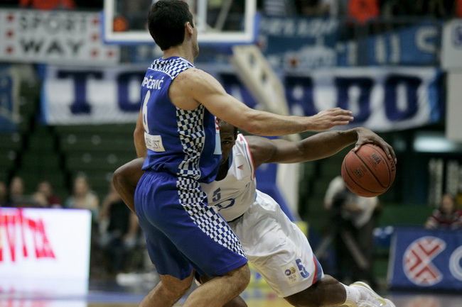 Zagreb, 050610.
KC Drazen Petrovic.
Trg Drazena Petrovica 3.
3. kosarkaska utakmica finala doigravanja izmedju Cibone i Zadra.
Na slici: Gordon Jamont.
Foto: Goran Mehkek / CROPIX Zagreb, 050610.
KC Drazen Petrovic.
Trg Drazena Petrovica 3.
3. kosarkaska utakmica finala doigravanja izmedju Cibone i Zadra.
Na slici: Gordon Jamont.
Foto: Goran Mehkek / CROPIX