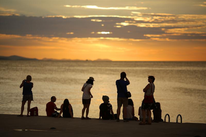 Zadrani i njihovi gosti jučer su mogli svjedociti nevjerojatnom zalasku sunca,
Photo: Filip Brala/PIXSELL Zadrani i njihovi gosti jučer su mogli svjedociti nevjerojatnom zalasku sunca,
Photo: Filip Brala/PIXSELL