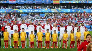 U dvoboju zadnjeg, 3. kola D skupine EURA u Bordeauxu igraju nogometaši Hrvatske i Španjolske (1-1).   Pred 40.000 gledatelja na stadionu Matmut Atlantic sudi Bjorn Kuipers.    Strijelci: 0-1 Morata (7), 1-1 Kalinić (45)