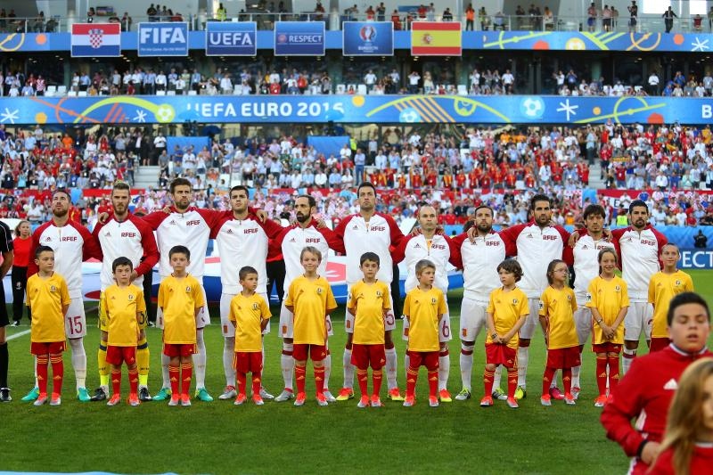 U dvoboju zadnjeg, 3. kola D skupine EURA u Bordeauxu igraju nogometaši Hrvatske i Španjolske (1-1).   Pred 40.000 gledatelja na stadionu Matmut Atlantic sudi Bjorn Kuipers.    Strijelci: 0-1 Morata (7), 1-1 Kalinić (45)