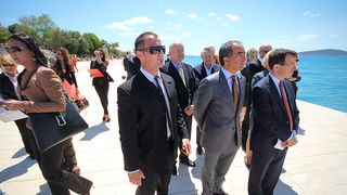 Svečanost polaganja J. Y. Costeau memorijalne ploče na Morskim orguljama