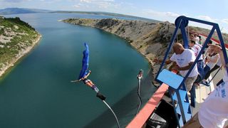 30.06.2013., Zadar – Povodom ulaska Republike Hrvatske u Europsku uniju mladic i djevojka skocili su s Maslenickog mosta sa zastavom Europske unije, dok je mladi Britanac skocio sa hrvatskom zastavom. Photo: Filip Brala/PIXSELL Autor  Filip Brala/PIXSEL