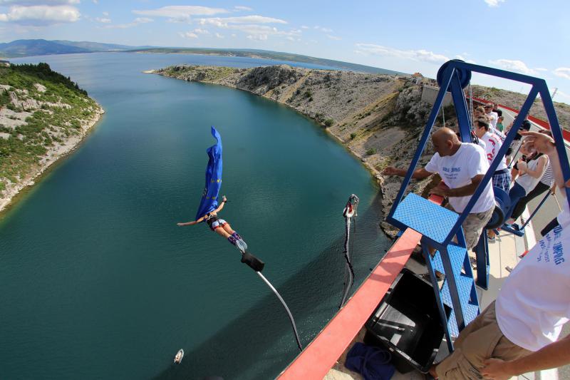 30.06.2013., Zadar – Povodom ulaska Republike Hrvatske u Europsku uniju mladic i djevojka skocili su s Maslenickog mosta sa zastavom Europske unije, dok je mladi Britanac skocio sa hrvatskom zastavom. Photo: Filip Brala/PIXSELL Autor  Filip Brala/PIXSEL