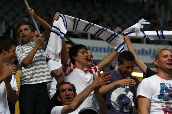 Zagreb, 180513.
Dvorana Kresimira Cosica. Kosarkaska utakmica polufinala doigravanja za prvaka Hrvatske (1 utakmica) izmedju KK Zadar i KK Cedevita.
Na fotografiji: navijaci Zadra Tornado.
Foto: Jure Miskovic / CROPIX Zagreb, 180513.
Dvorana Kresimira Cosica. Kosarkaska utakmica polufinala doigravanja za prvaka Hrvatske (1 utakmica) izmedju KK Zadar i KK Cedevita.
Na fotografiji: navijaci Zadra Tornado.
Foto: Jure Miskovic / CROPIX