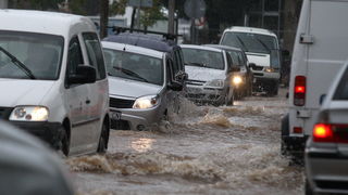 Zadar, 121012. 
Jaka kisa koja od sinoc pada na zadarskom podrucju stvorila je velike probleme u prometu. Najvise problema bilo je kod vec poznatih kriticnih mjesta u gradu: na Relji,kod Veslackog,na Branimiru.
Na fotografiji: detalj sa raskrizja kod Vesl