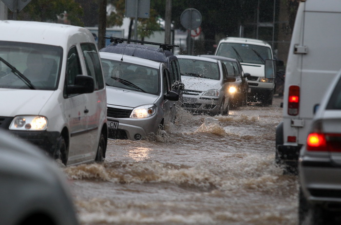 Zadar, 121012. 
Jaka kisa koja od sinoc pada na zadarskom podrucju stvorila je velike probleme u prometu. Najvise problema bilo je kod vec poznatih kriticnih mjesta u gradu: na Relji,kod Veslackog,na Branimiru.
Na fotografiji: detalj sa raskrizja kod Vesl