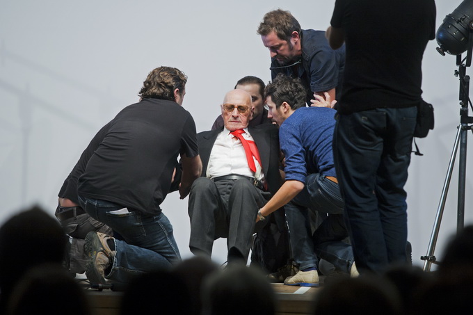 Zagreb, 230912.
Veceras je u KD Vatroslav Lisinski premijerno izvedena predstava Montazstroja 55+ u kojoj volonterski glumi 55 anonimaca starijih od 55 godina.
Foto: Neja Markicevic / CROPIX Zagreb, 230912.
Veceras je u KD Vatroslav Lisinski premijerno izvedena predstava Montazstroja 55+ u kojoj volonterski glumi 55 anonimaca starijih od 55 godina.
Foto: Neja Markicevic / CROPIX