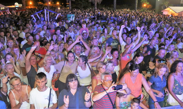 Virsko ljeto 2016: Tomislav Bralić i klapa Intrade oduševili 12 tisuća obožavatelja na virskoj rivi Virsko ljeto 2016: Tomislav Bralić i klapa Intrade oduševili 12 tisuća obožavatelja na virskoj rivi