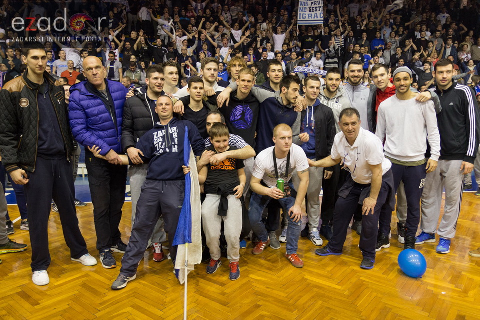 Humanitarno gledanje utakmice Zadar-Cibona (85-84) u Jazinama Humanitarno gledanje utakmice Zadar-Cibona (85-84) u Jazinama