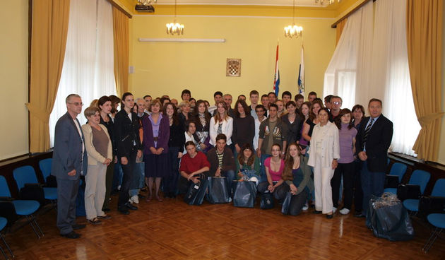 Nagrađeni učenici sa županom Zrilićem i mentorima