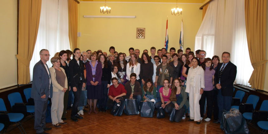 Nagrađeni učenici sa županom Zrilićem i mentorima Nagrađeni učenici sa županom Zrilićem i mentorima