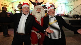 Zadar, 010111.
Mnogi su Zadrani Novu godinu docekali na gradskom trgovima uz nastupe lokalnih grupa.Kako varometa u sluzbenoj organizaciji nije bilo gradjani su se sami pobrinuli za novogodisnji ugodjaj.
Na slici : veselje na gradskim ulicama.
Foto : Vlad