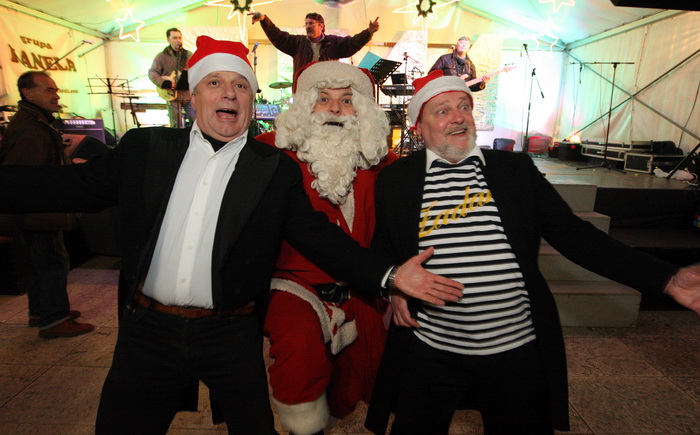 Zadar, 010111.
Mnogi su Zadrani Novu godinu docekali na gradskom trgovima uz nastupe lokalnih grupa.Kako varometa u sluzbenoj organizaciji nije bilo gradjani su se sami pobrinuli za novogodisnji ugodjaj.
Na slici : veselje na gradskim ulicama.
Foto : Vlad